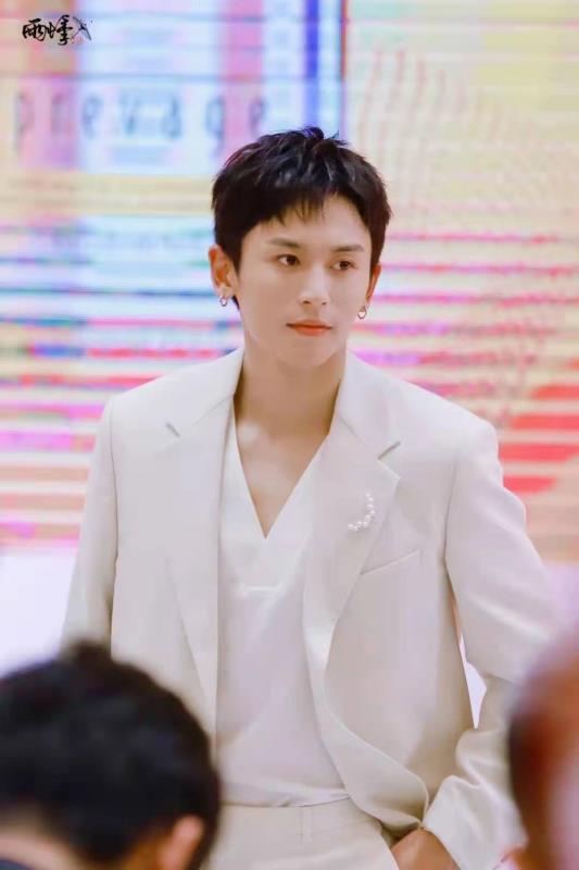 乘电梯从高处降落 下面是因他沸腾的粉丝 这一刻张哲瀚在想什么?