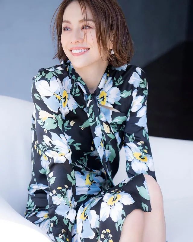 46岁离婚后重坠爱河,曾稳坐收视女王宝座的她,如今