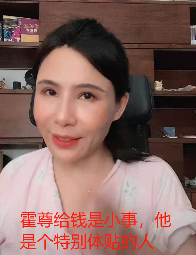 一开始陈岚的态度还很正义,似乎无意关心霍尊和陈露之间的感情状况