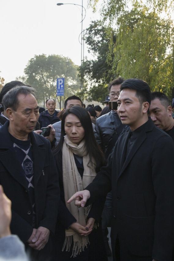 林生斌为了讨要赔偿款,曾将女儿棺椁照发到业主群?