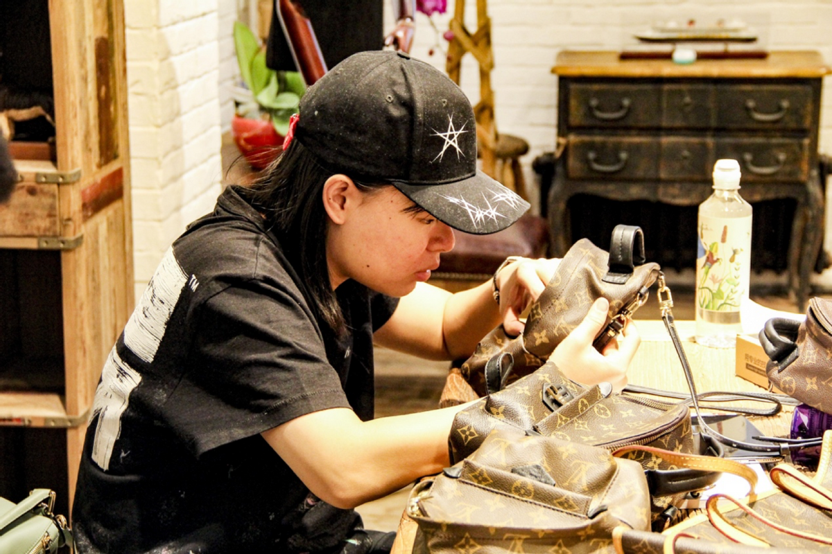 6位数的包买到假货?奢侈品鉴定师细节验真假,冤大头厕所哭吧