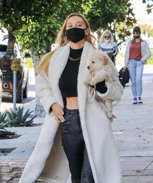 亚历克西·荏穿白色绒面大衣抱狗上街,潇洒有型,很有名媛范