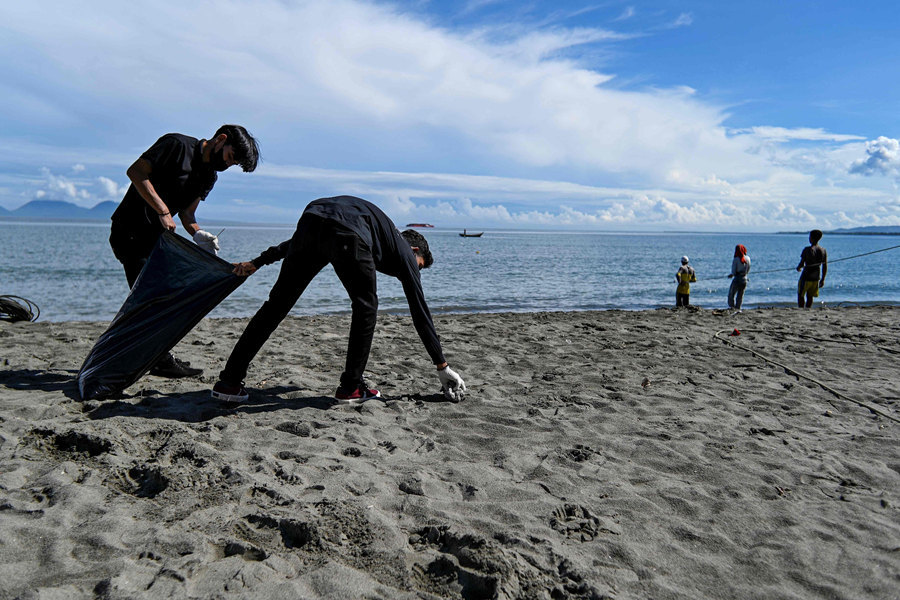 印度尼西亚志愿者在海滩捡拾垃圾保护生态环境