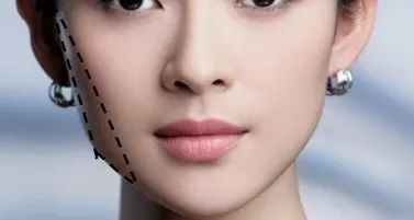 章子怡虽然正面看,颧骨较平,但是她的颧突点非常集中,形状也很精致