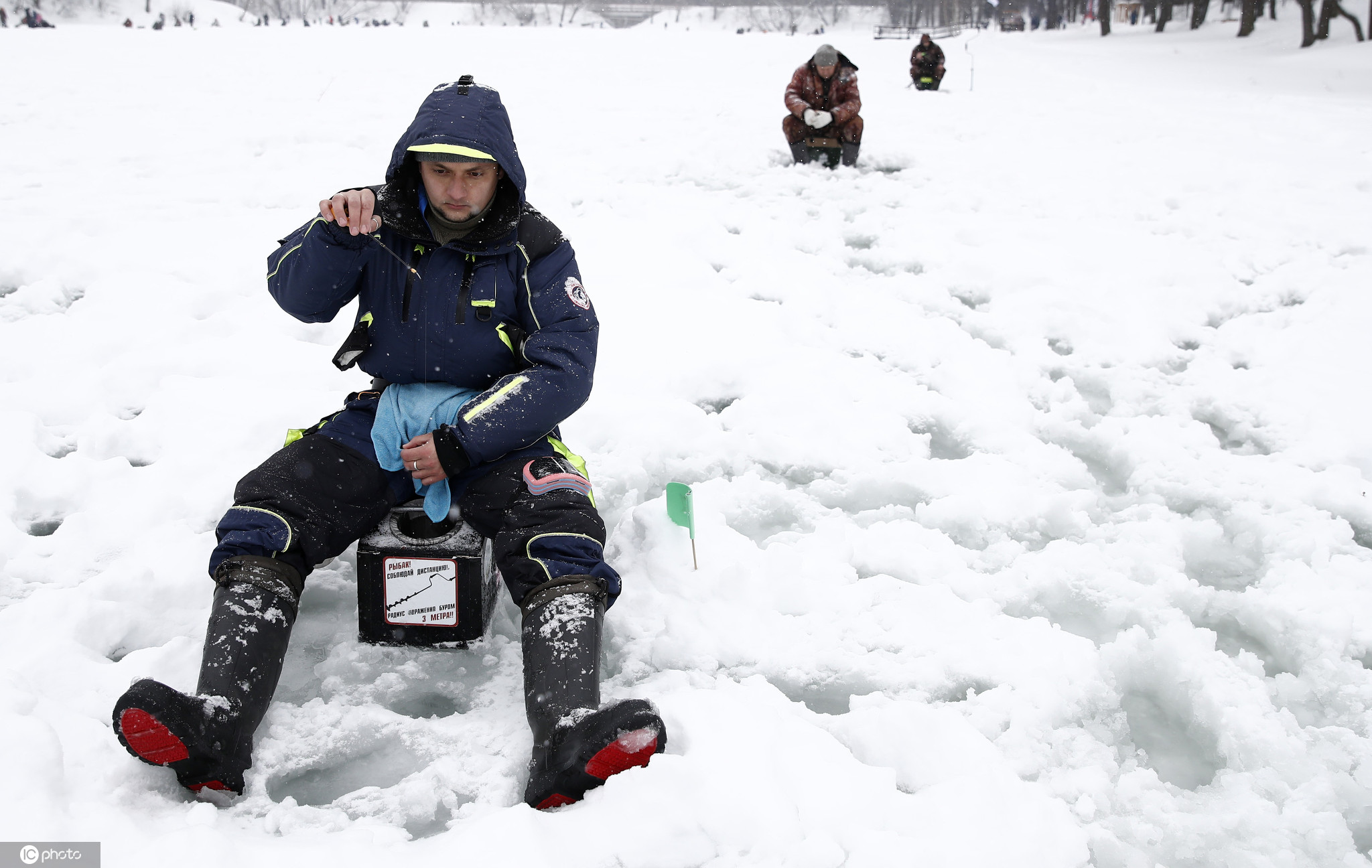 当地时间2021年2月21日,俄罗斯莫斯科附近的谢尔吉耶夫,当地举行冬季捕鱼节,民众参加冰钓活动趣味十足。