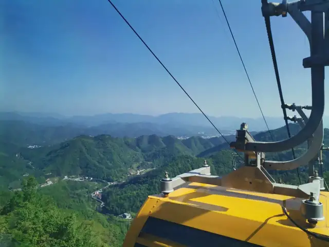 汉江源索道全长1950米,最高落差579米,是宁强第一个开通索道的景区.