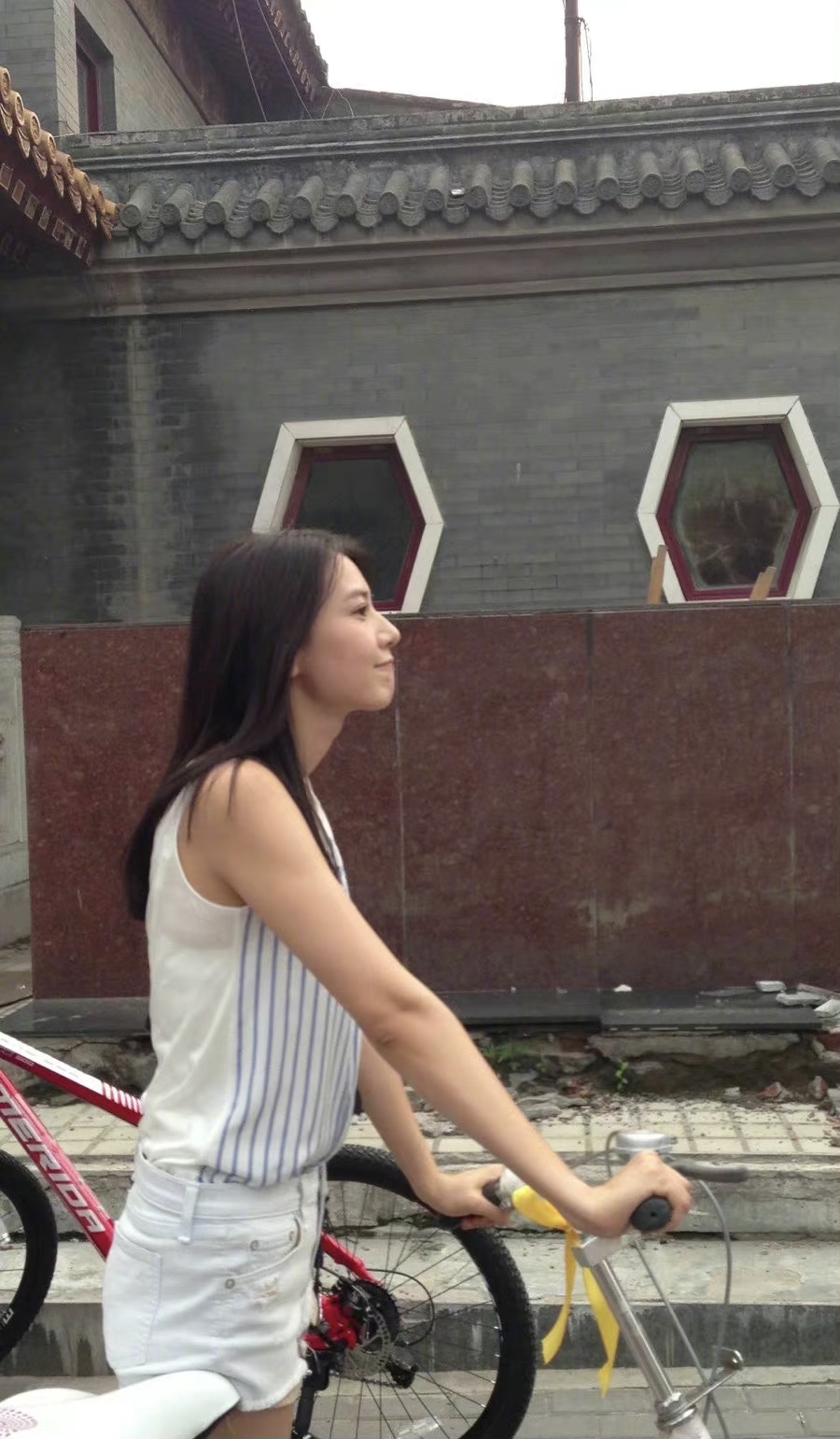 高圆圆骑车旧照曝光,长发飘飘清纯动人,与赵又廷挽手逛街似热恋