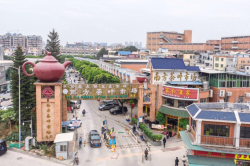 至此,位于广州荔湾区石围塘街道的芳村茶叶市场也正式恢复经营