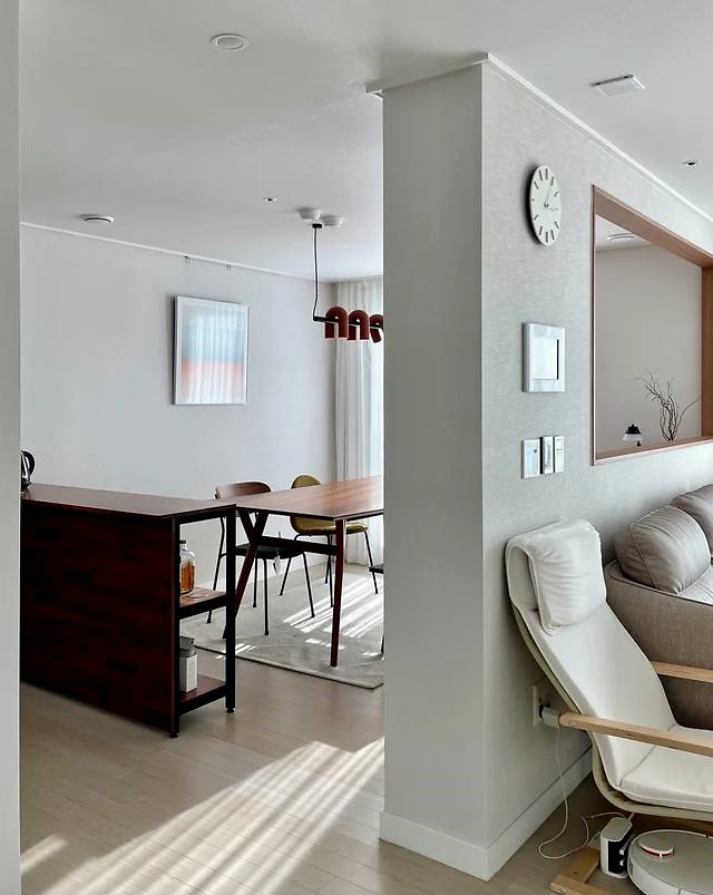 果断砸通餐厅墙开洞借光,用瓷砖贴电视墙,72㎡是自己喜欢的样子