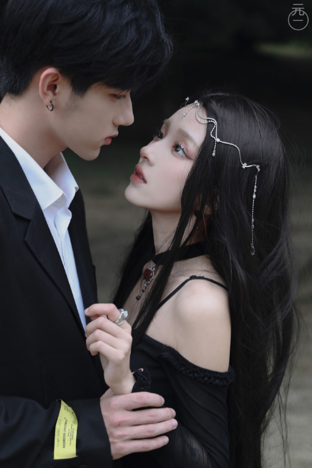 机智张戴假发与男友拍绝美大片,造型精致但p图太猛,粉丝认不出