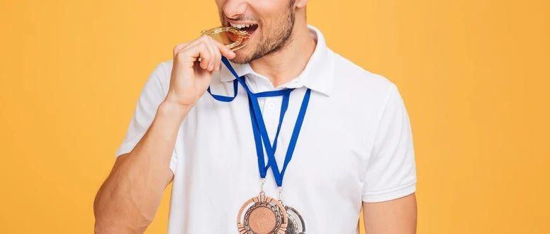 为什么奥运冠军都喜欢咬金牌原来起源是他有人还曾咬断牙齿