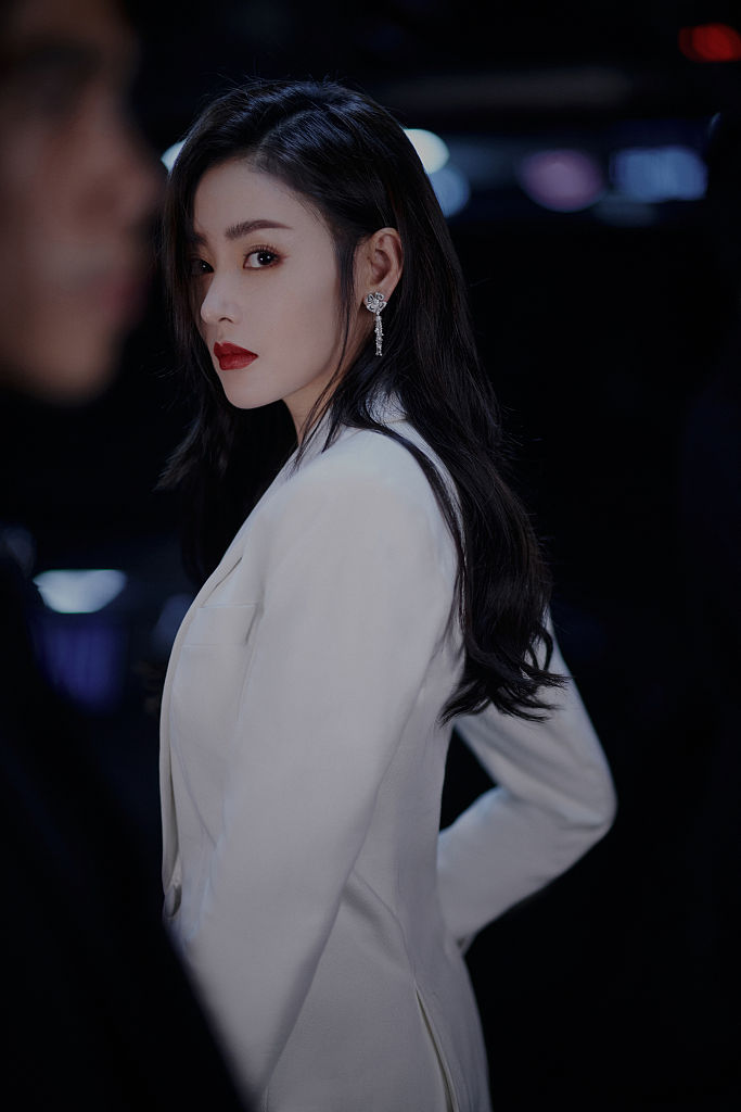 张天爱白色真空西装酷飒出镜 上演"危险关系"大片又美又撩_凤凰网娱乐