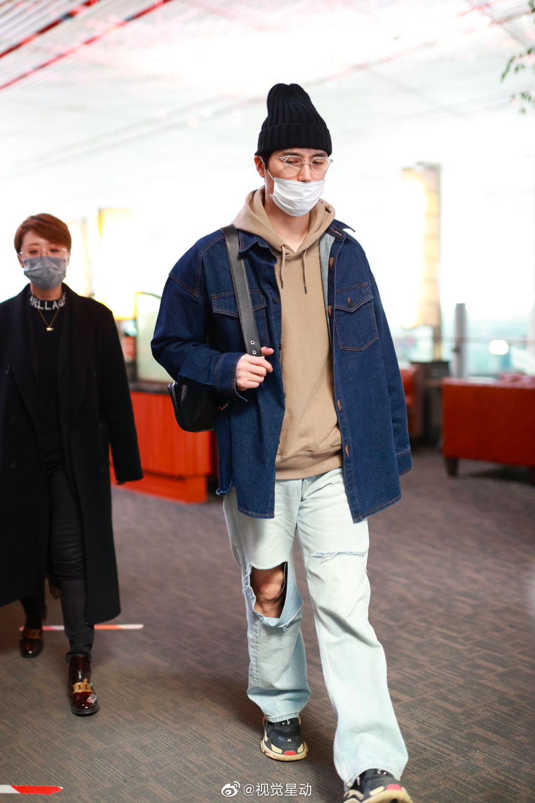 男明星最新机场照,张哲瀚龚俊行动力极强,赖冠霖直接换成了拖鞋