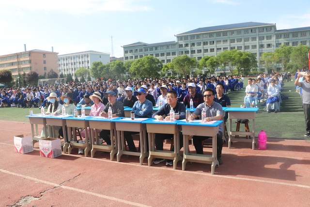 五月的大地锦绣壮丽五月的党旗鲜艳飘扬平凉五中歌咏比赛进行中