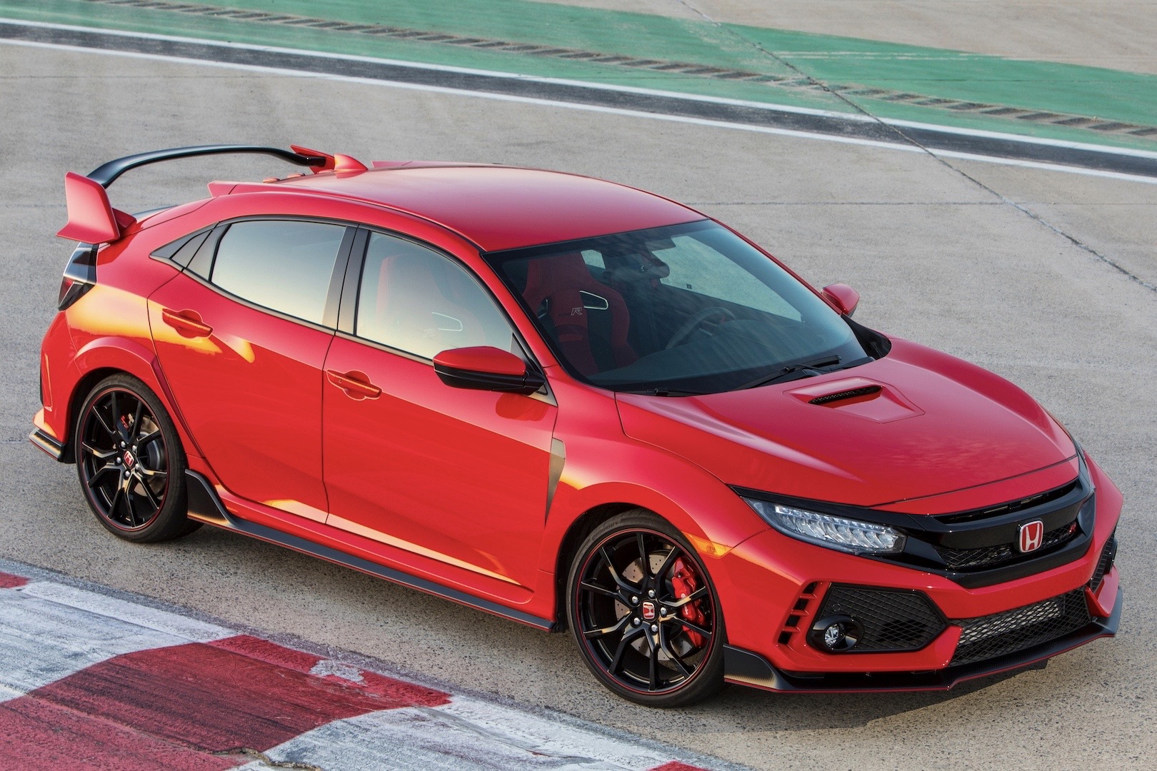 思域经历经历到第十代之后,一切销量和良好的口碑都是三厢车型所创造