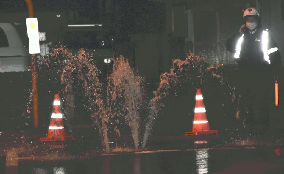 福岛市一街道路面因地震而致地下污水喷涌而出。图源:《读卖新闻》