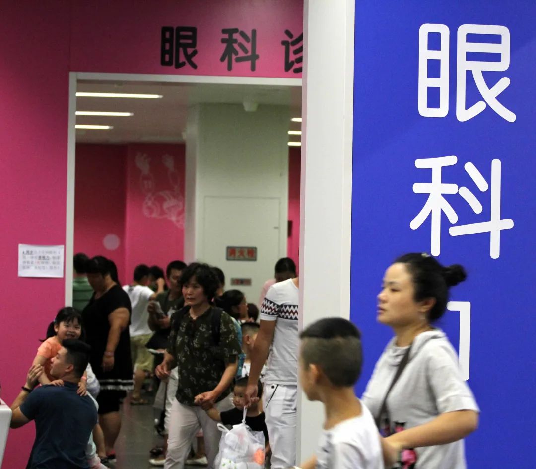 寒暑假大量青少年和家长前往眼科就诊 图源:IC photo