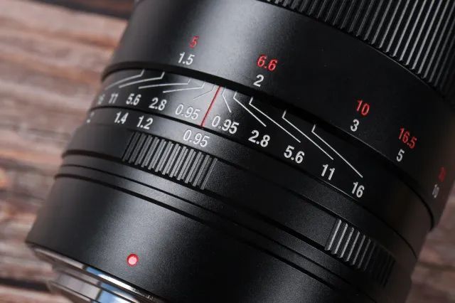 f0.95超大光圈!这支全画幅35mm定焦镜头的评测来了