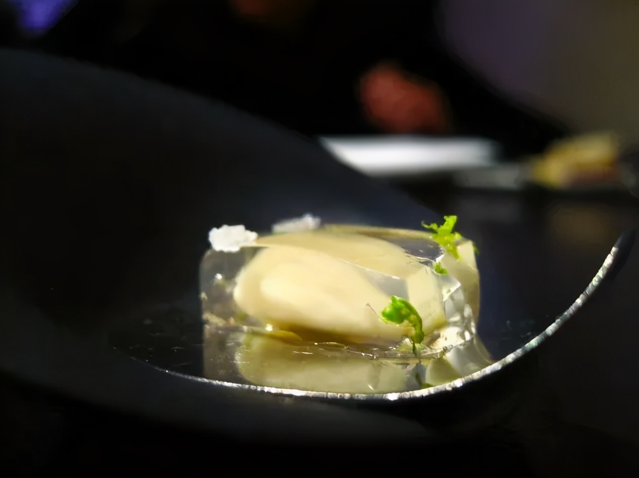 在分子料理中的呈现是这样的:食物风味因子   海藻酸钠,做出像果冻一