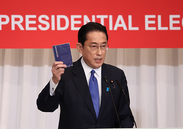 当地时间2021年9月17日，日本东京，参加日本执政党自民党总裁选举的4名候选人参加联合新闻发布会。岸田文雄。