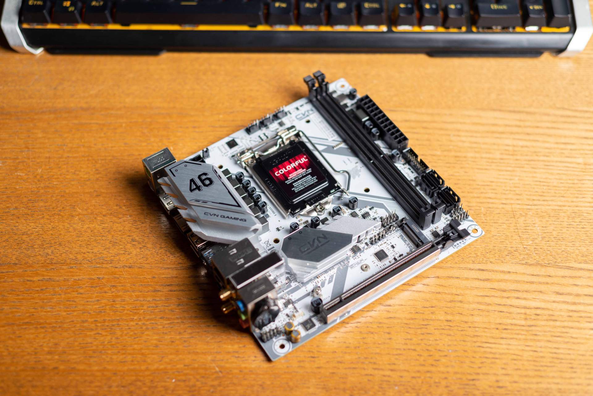 硬件展示: 本次装机主板为七彩虹b460i,全白的pcb板加上寒霜散热,和