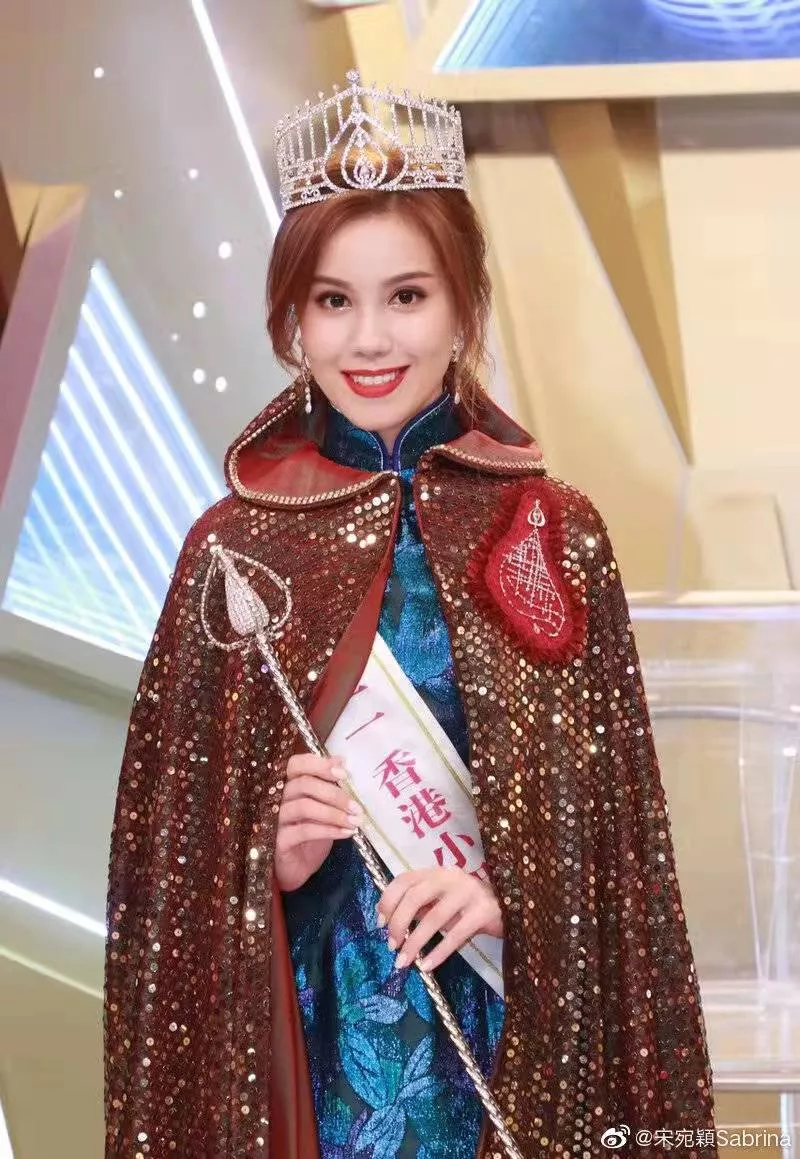 直到一周后我在首页刷到一个陌生女孩,戴着王冠手持权杖,身披绶带,这