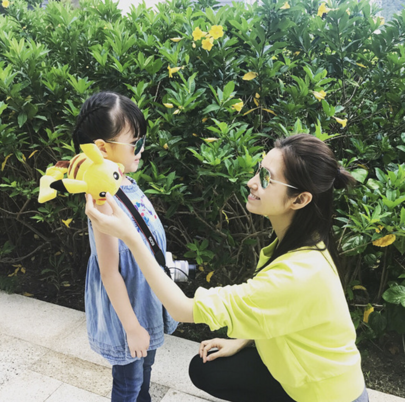 王浩信做直播与女儿互动,父女罕见同框,9岁女儿笑容灿烂很可爱