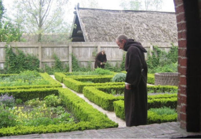 僧侣们在修院花园中种植经济作物