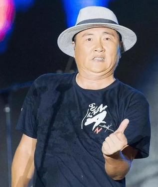 52岁孙楠暴瘦大变样,小腿纤细脸小一圈,换发型年轻似小伙子