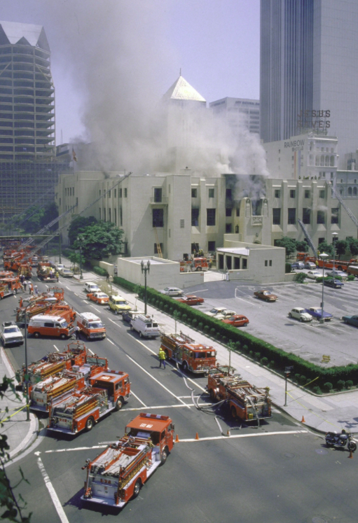 1986年4月29日洛杉矶中央图书馆失火现场