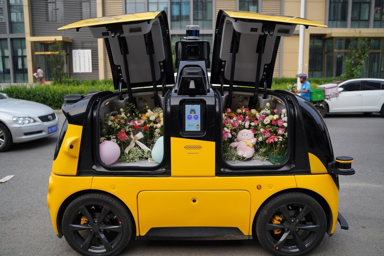 美团配送服务里,除了跑腿小哥,还新增了一位特别成员:美团无人配送车