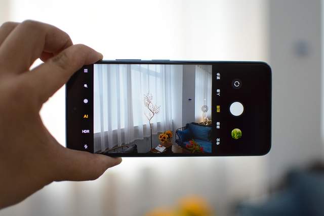 从实拍图可以看出,作为夏季发布的redmi note10 系列,其"绿色"的后盖