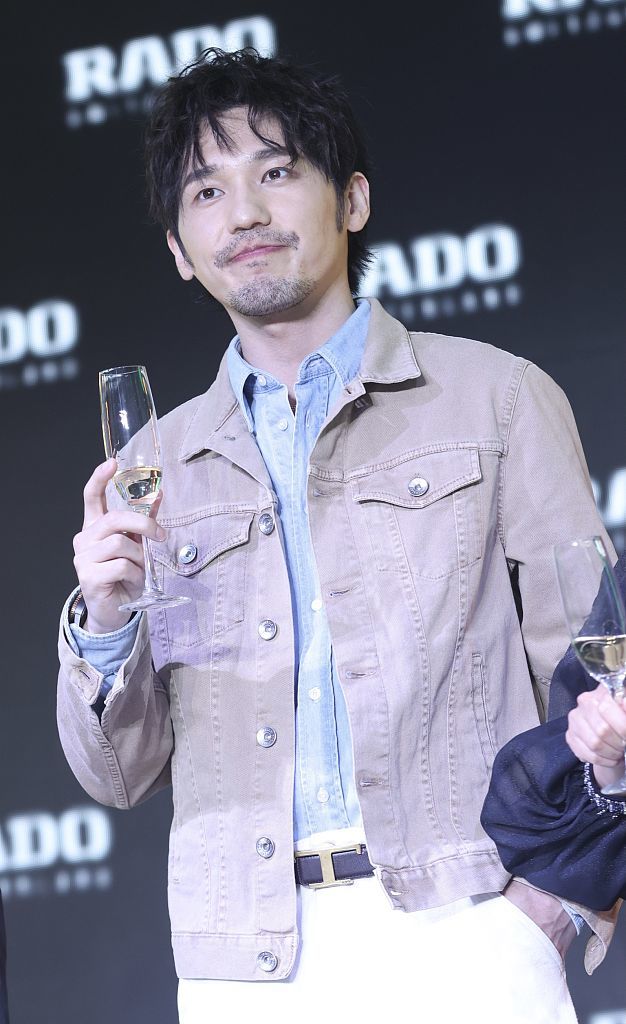 白宇胡茬造型亮相man爆炸 卡其夹克叠穿衬衫洒脱休闲