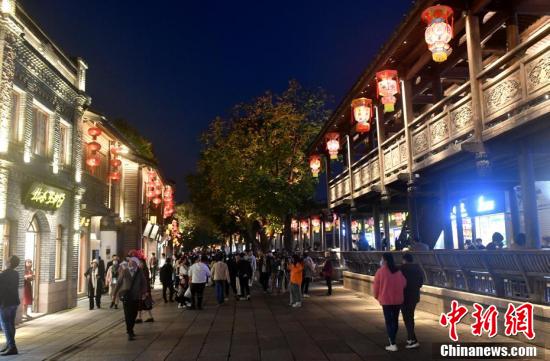 图为游客在三坊七巷游览。 吕明 摄