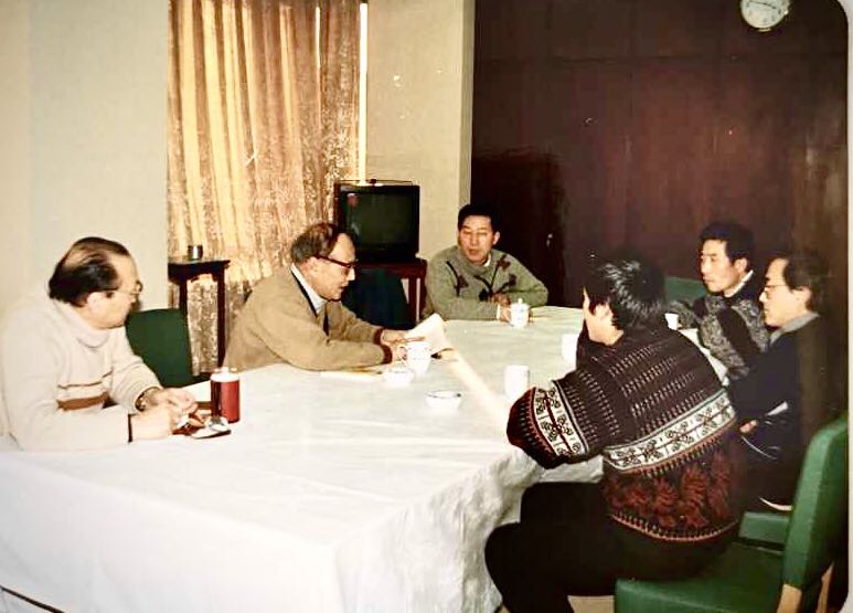 1990年,峨影厂长吴宝文、导演王冀邢、主演李雪健在新华社听取时任社长穆青(左排中)对电影《焦裕禄》的意见(左一为时任新华社副社长冯健)