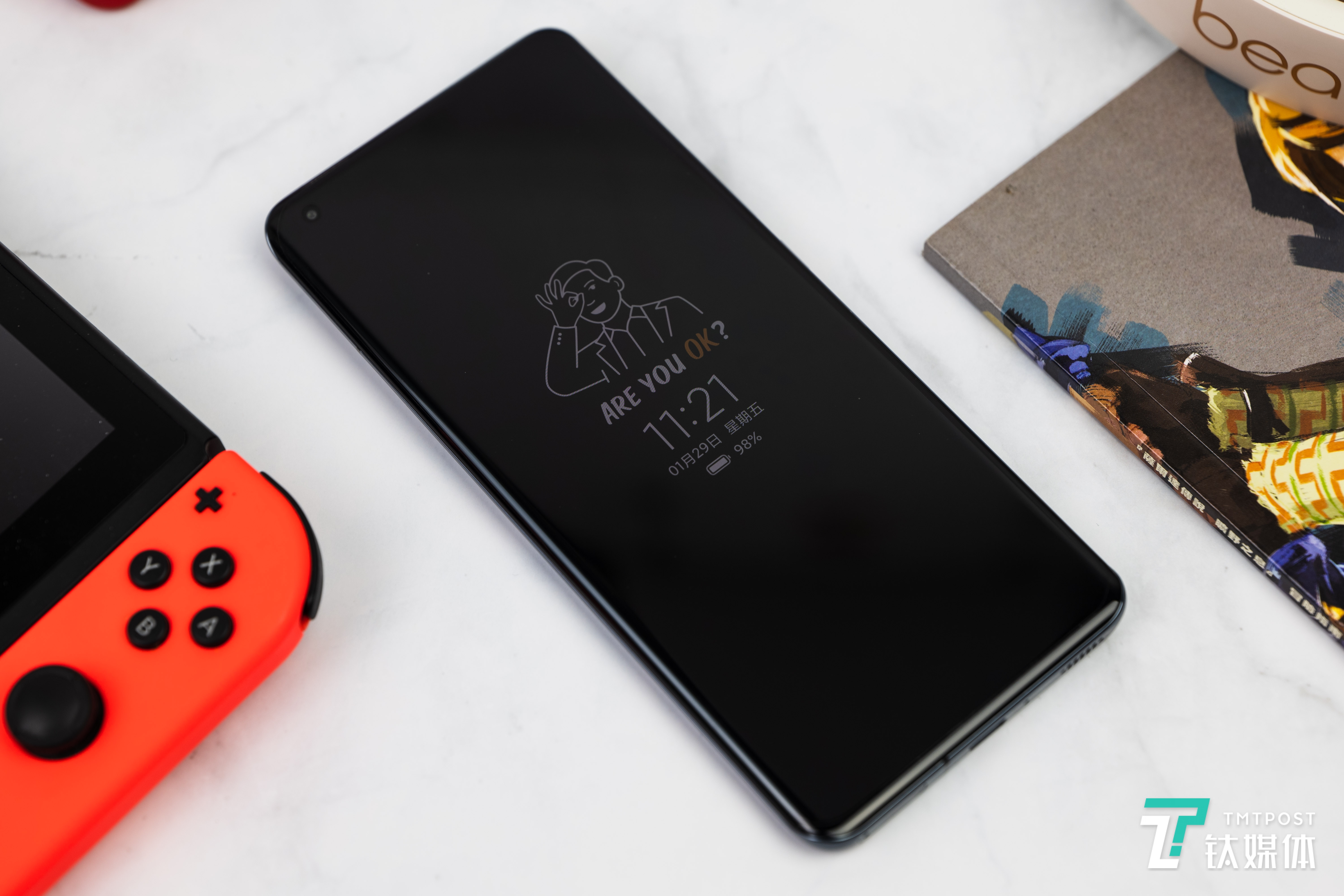 小米11体验轻巧机身搭配一流屏幕钛极客