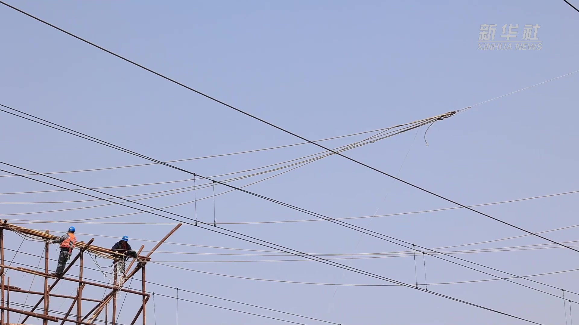 跨铁路电力施工现场 无人机大显身手