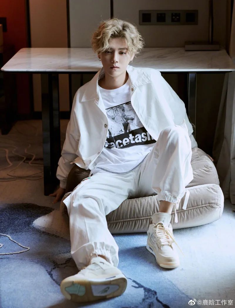 鹿晗off-white x air jordan 1off-white和aj的联名怎么能少的了红得