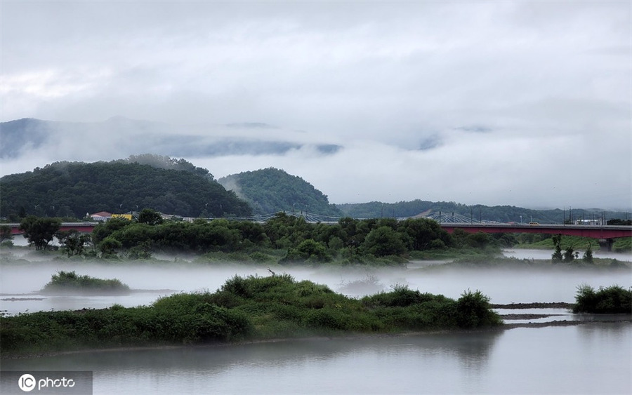 韩国江上水汽氤氲朦胧宛如水墨画