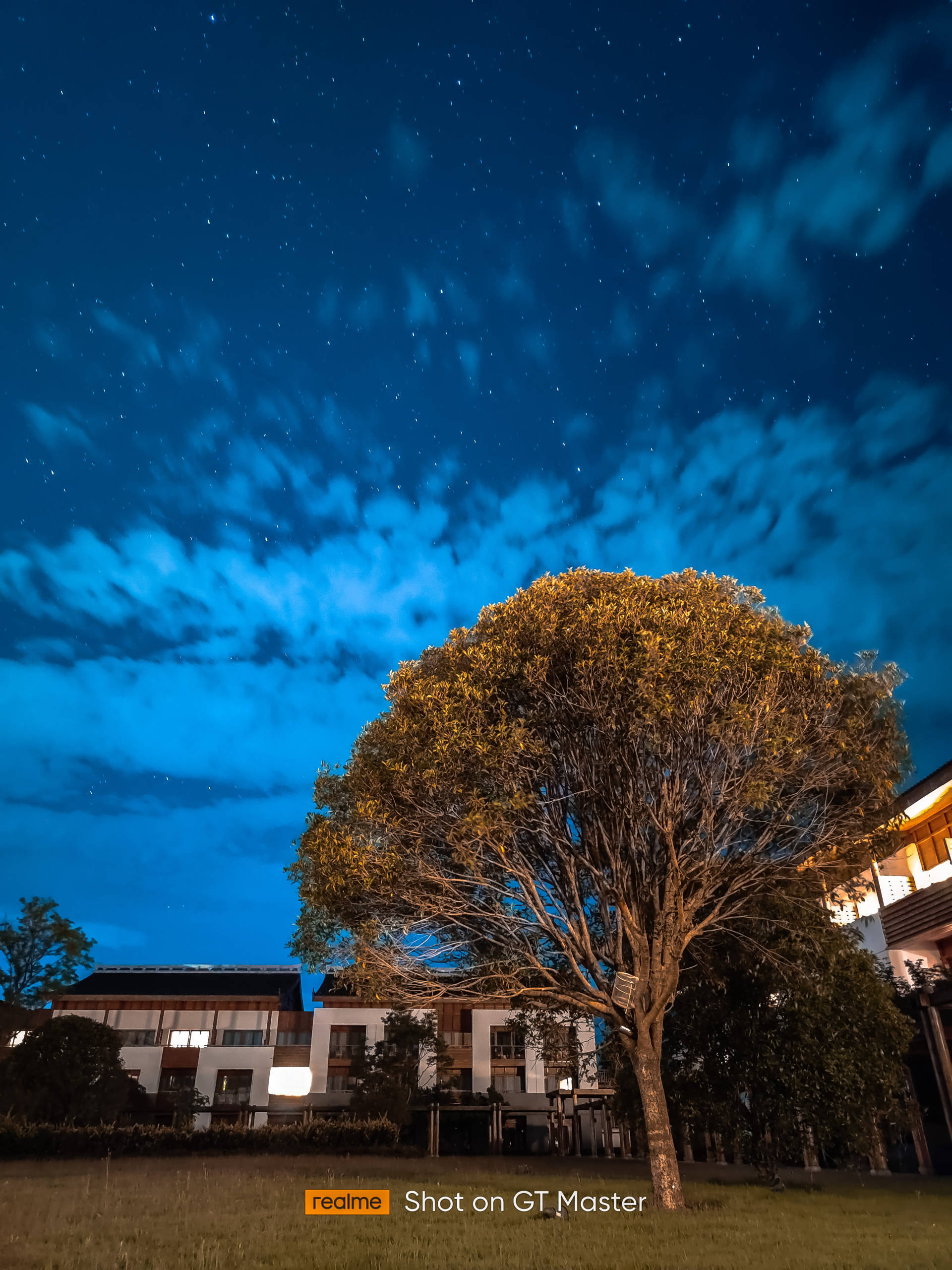 硬件的堆砌决定了拍照效果的上限,算法的优化则决定了拍照效果的下限.