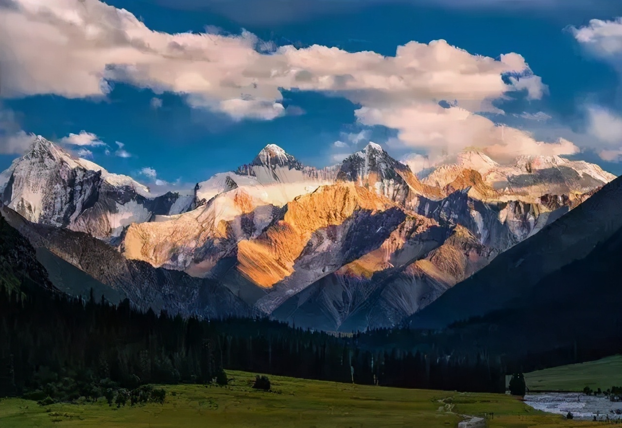 新疆三座著名的山峰图片
