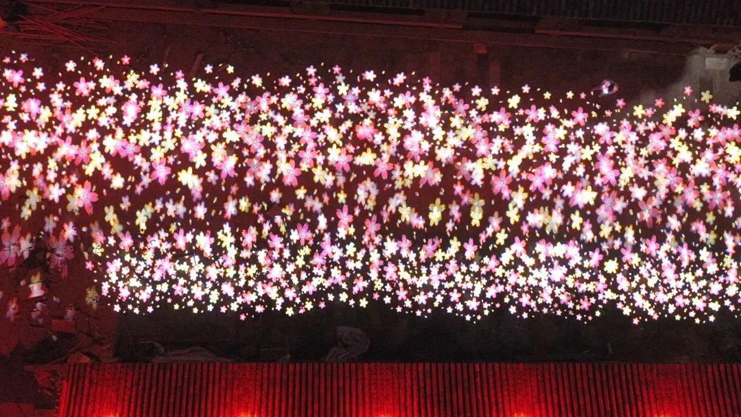 夜幕降临,以天为幕,以光为景, 一盏盏花瓣投影灯,漫步古城,来一场花瓣