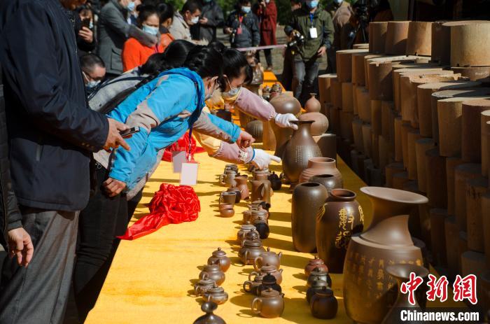 刚出窑的坭兴陶在长桌上展示。 翟李强 摄