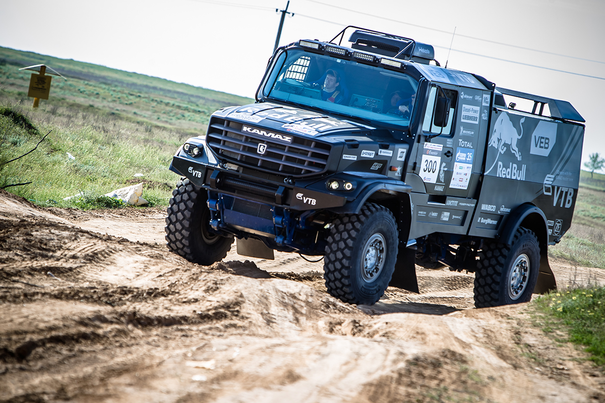 时间到了2015年,卡玛兹用全新的43509战车参加了达喀尔拉力赛,不过