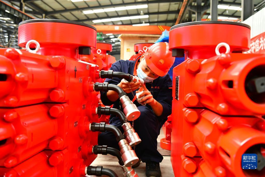 10月15日，在位于河北省任丘市的河北新铁虎石油机械有限公司，工人在检查产品质量。新华社记者 牟宇 摄