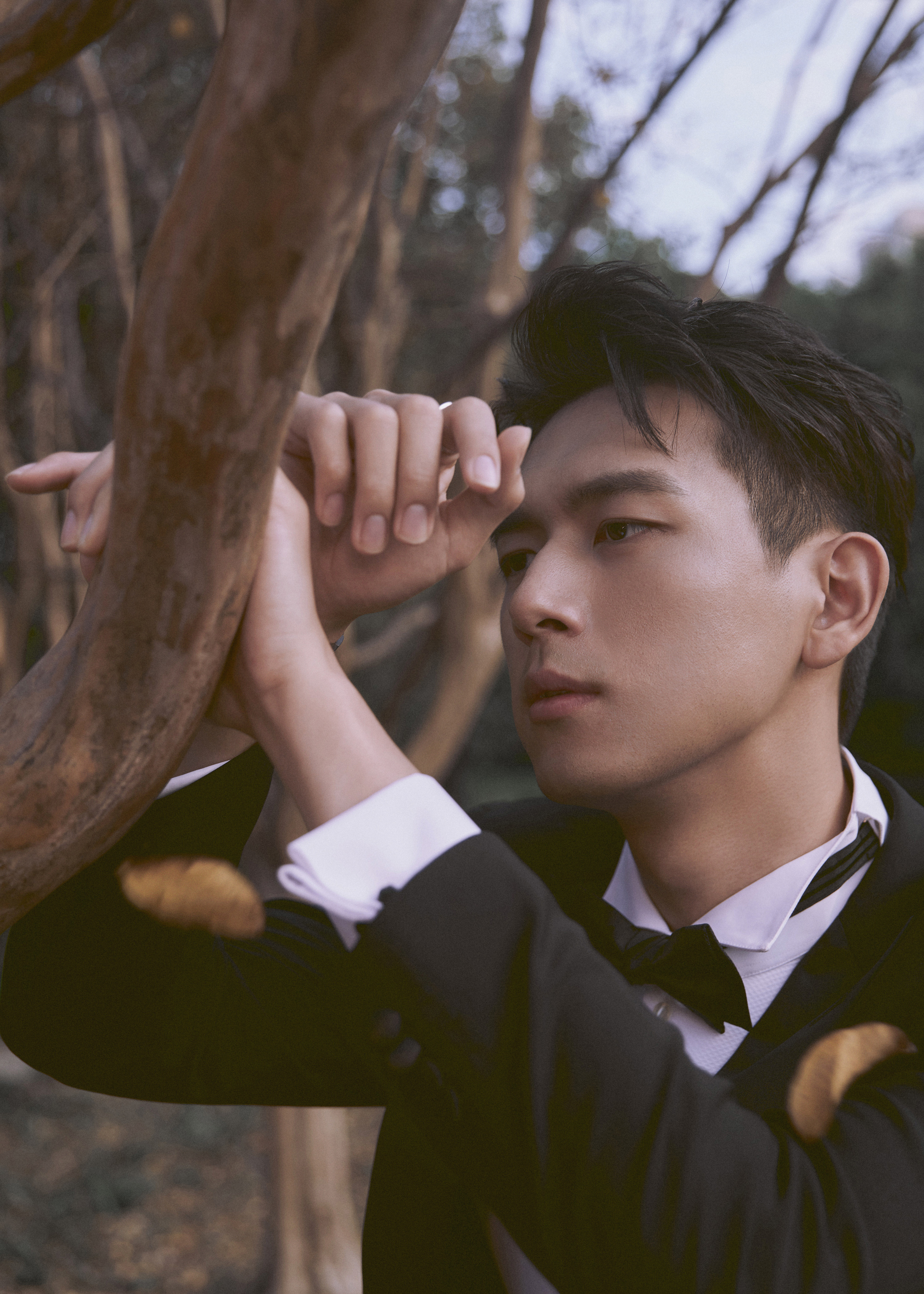 李现西装领结造型出席elle风尚大典 冬日落叶大片诠释多面魅力