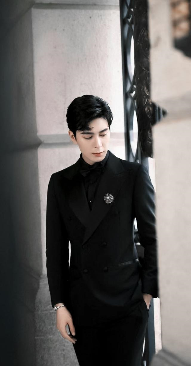 陈星旭的简约黑白搭配将高雅发挥的恰到好处绅士又儒雅帅气
