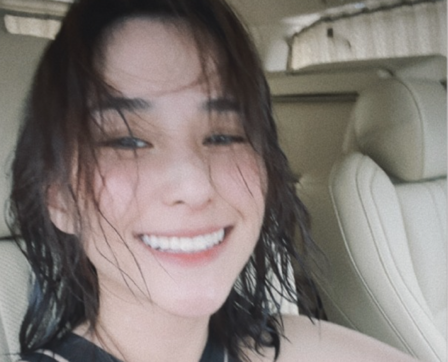 赌王千金何超莲冲浪,穿紧身泳衣露白皙皮肤,因失误多次摔进海里