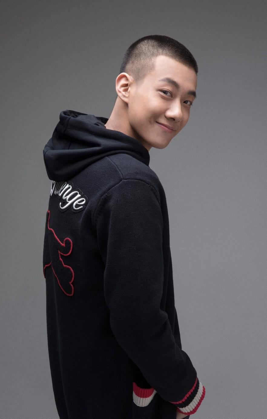 高至霆的新剧造型,简直就是程序员的穿搭指南!清爽干净又不油腻