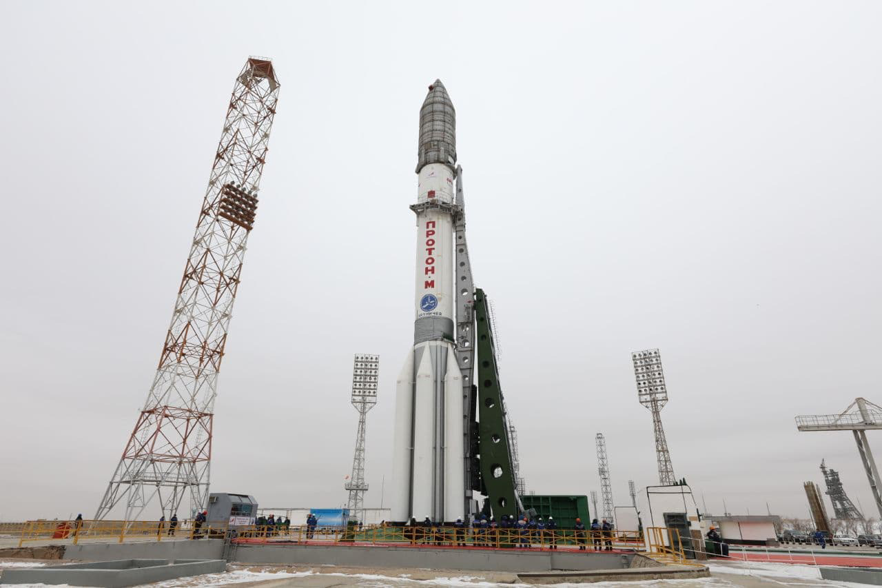 俄罗斯质子m运载火箭已经竖起将于13日发射两颗快车通信卫星